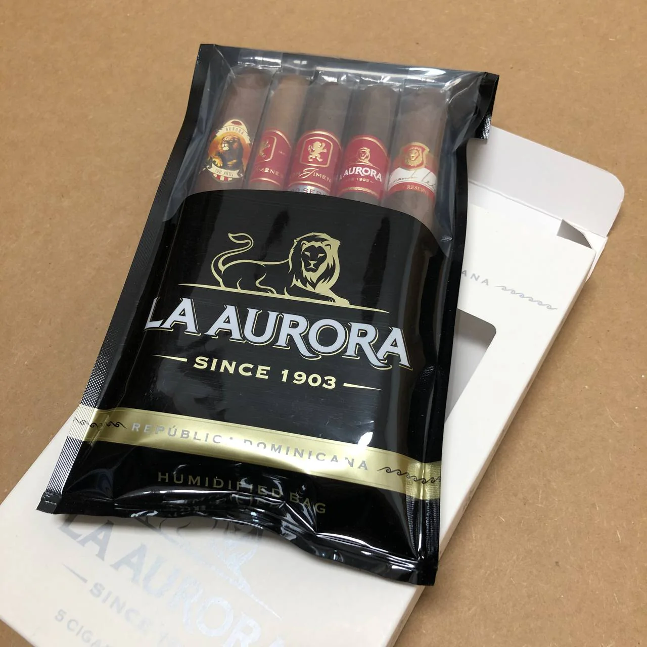 La Aurora Cigar Master Sampler - Image 2