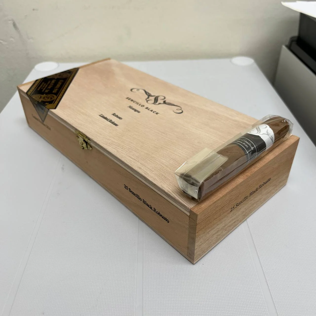 Sencillo Black Robusto - Image 7